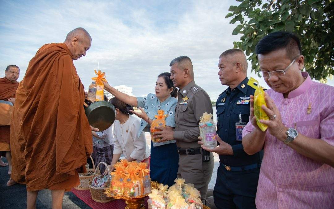 วันอังคารสวมผ้าไทยใส่บาตรพระ