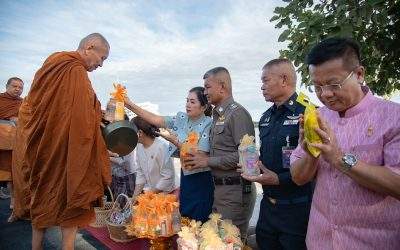 วันอังคารสวมผ้าไทยใส่บาตรพระ