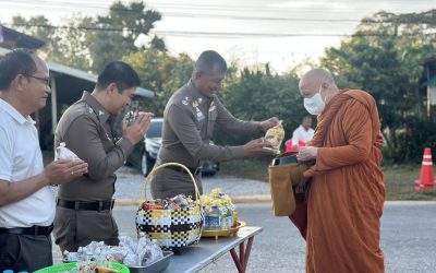 ร่วมทำบุญใส่บาตรพระ หลวงตาอินทร์ถวาย สันตุสสโก