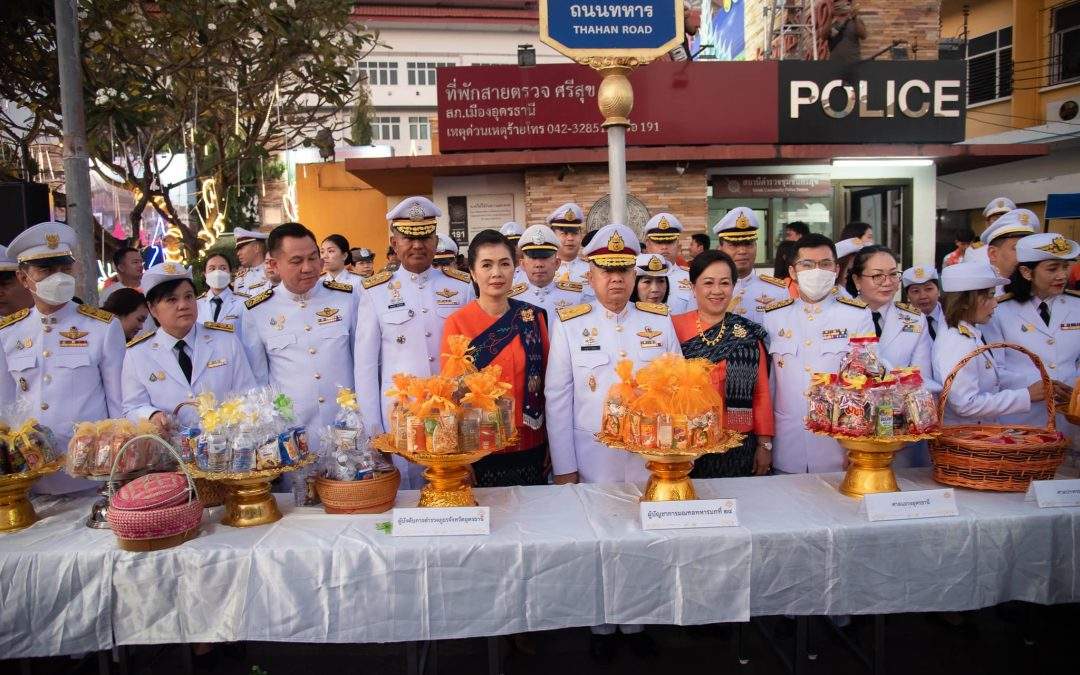 ร่วมพิธีพิธีตักบาตรพระสงฆ์พระสงฆ์ 131 รูป