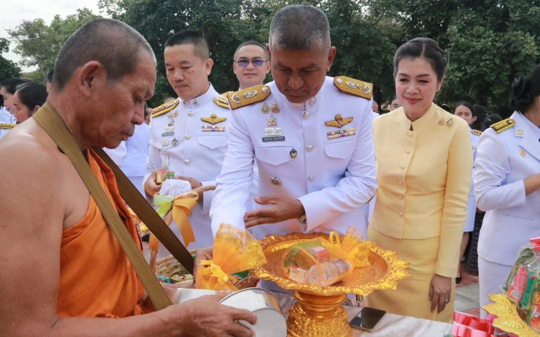 ร่วมพิธีเจริญพระพุทธมนต์และพิธีทำบุญตักบาตรถวายพระราชกุศลพระบาทสมเด็จพระเจ้าอยู่หัว
