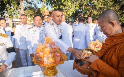 ร่วมพิธีเจริญพระพุทธมนต์และทำบุญตักบาตรถวายพระกุศล